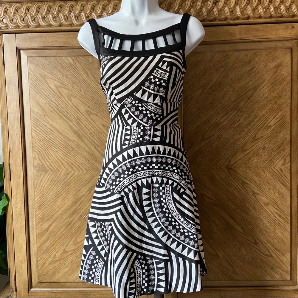 Donna Ricco black geo print cutout skater dress - Picture 2 of 6